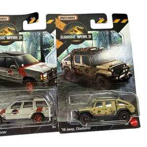 Match Jurassic World Jeep Gladiator Set - White and Tan